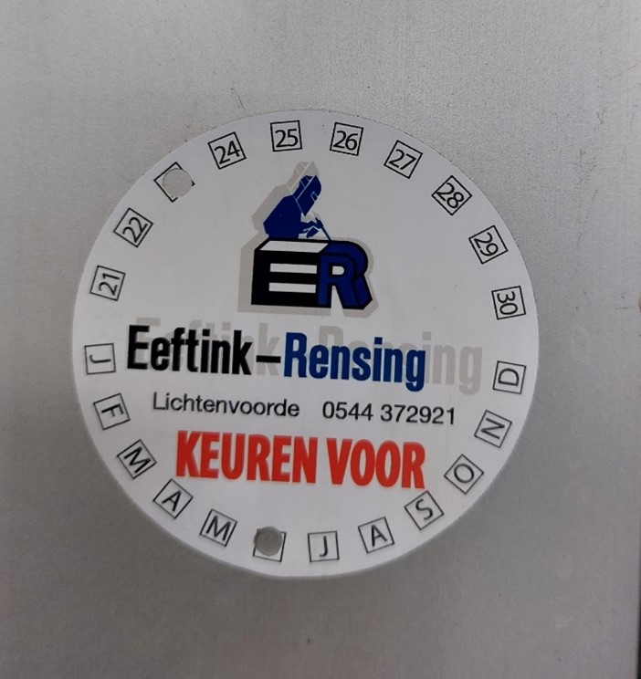 Aufkleber (in den Niederlanden verwendet) macht deutlich, dass dieses Tor spätestens im Juni 2023 erneut überprüft werden muss. In Deutschland werden sehr ähnliche Aufkleber angebracht