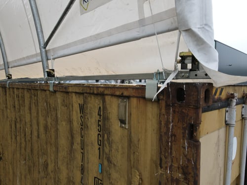 Een containeroverkapping onderdeel is beschadigd of niet geleverd