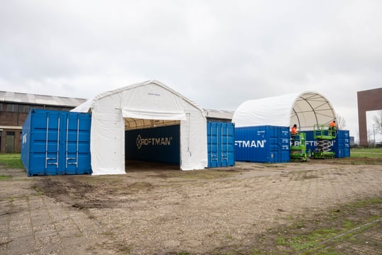 Kan ik een containeroverkapping plaatsen op betonblokken of op de grond?