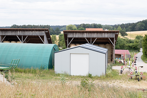 Wie hoch ist das Dach der Lagerhalle?