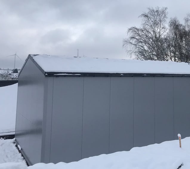 Schneebedeckte Lagerhalle 
